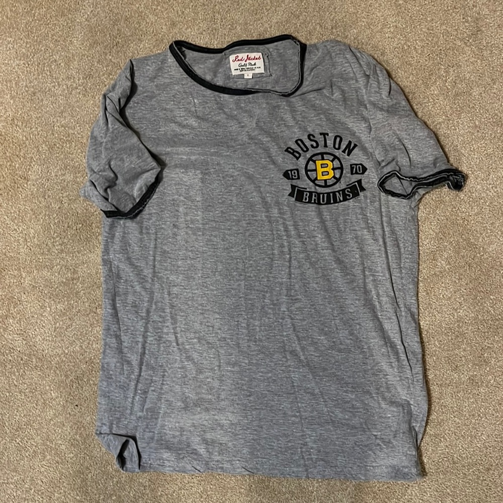 Boston Bruins hockey throwback t-shirt.